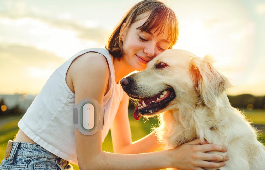 girl_with_dog